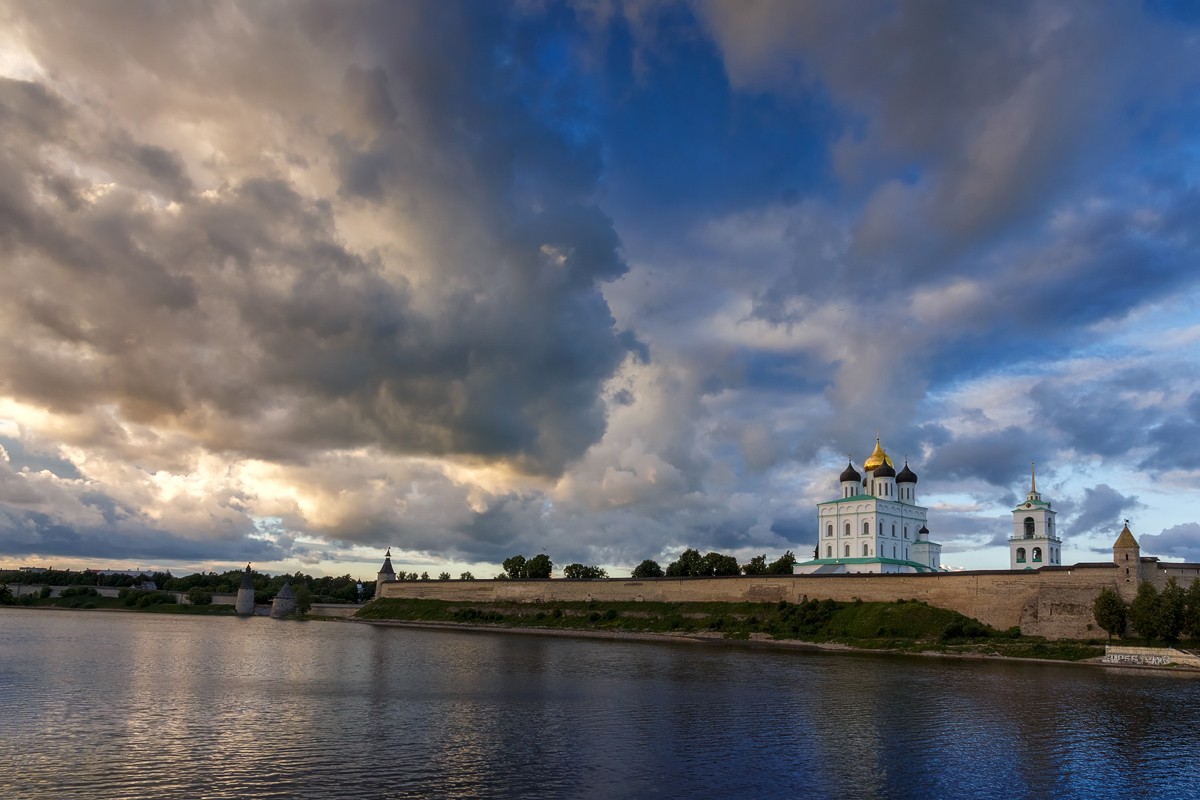 Pskow Kreml bei Sonnenuntergang