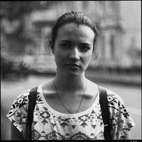 Portrait von Tatyana mit Dreiecken.