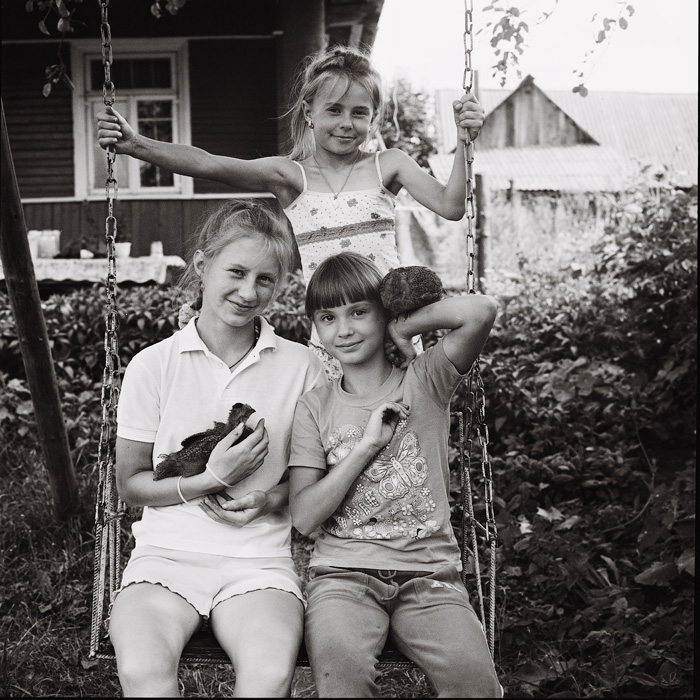 Drei Schwestern und ihre Hühner.