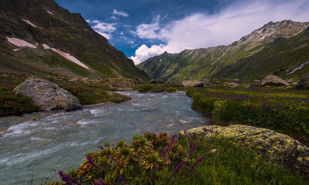 Sehen Sie den Tag mit dem Rauschen des Flusses