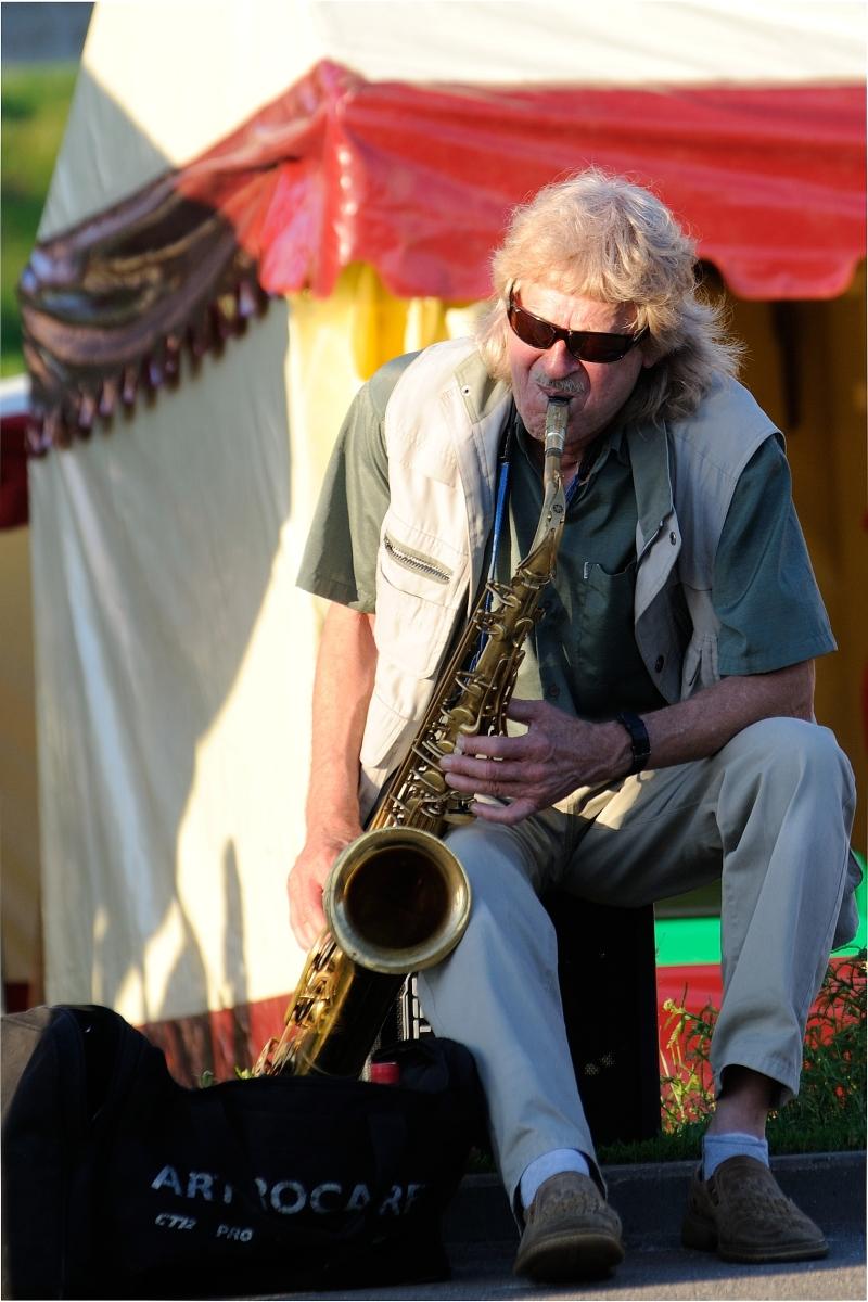 Spielen, das Saxophon-Spieler