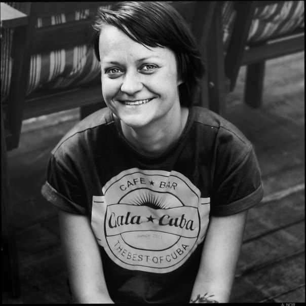 Портрет Тони в кафе "GALA CUBA" на летней террасе (рабочий класс)