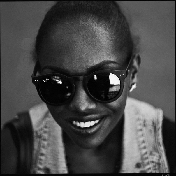 Portrait eines Wikis auf einer Brücke mit einem Kreuz.