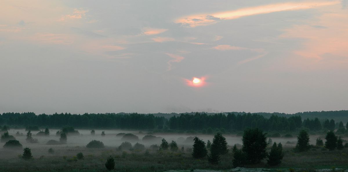 Sonne bei Sonnenuntergang, Tälern neblig.