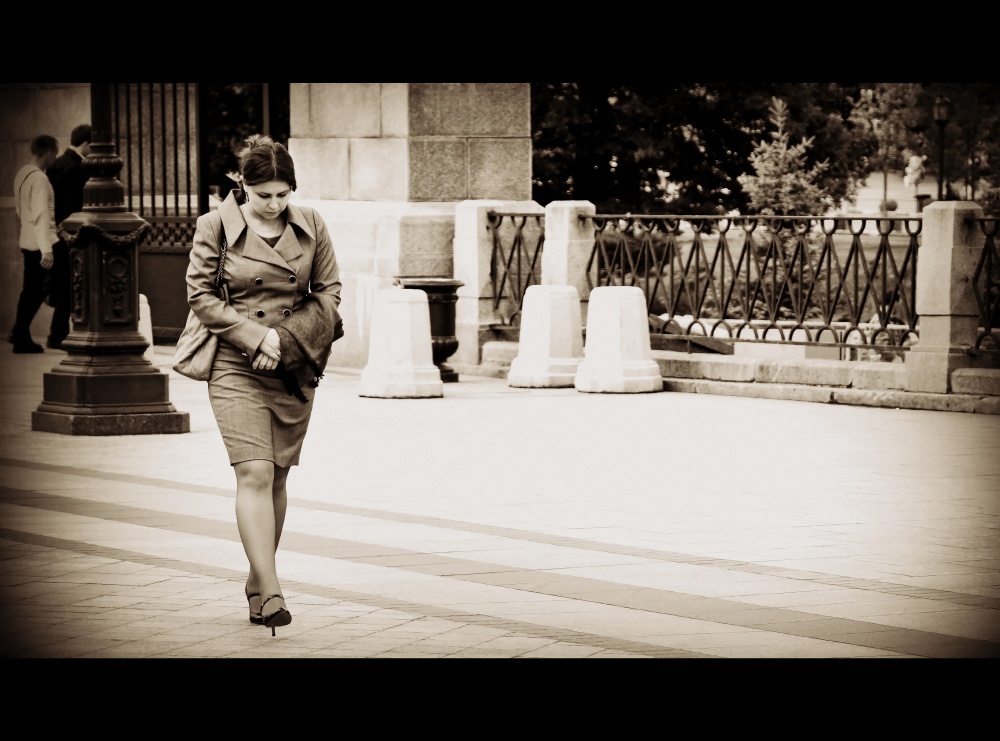 Der Mann in dem Raum der Stadt