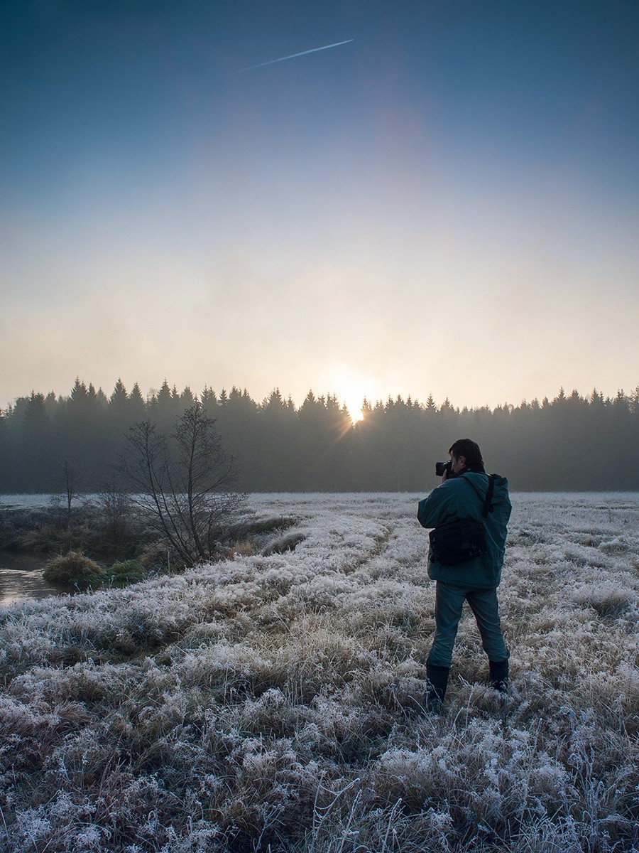 Mann Entfernen der Nebel