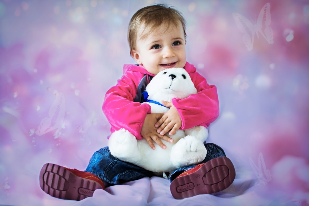 Das Mädchen mit einem Spielzeug