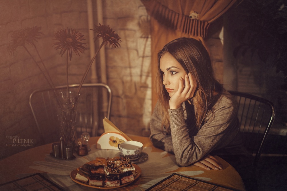 Eine schöne Dame mit einem verweinten Augen und kalter Wind in der verstopften ..