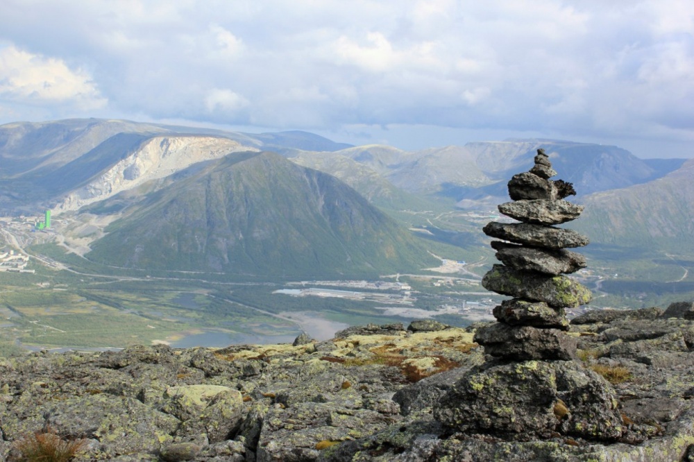 Pyramid in den Bergen