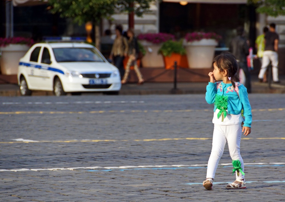 Kinder schauen auf dem Roten Platz