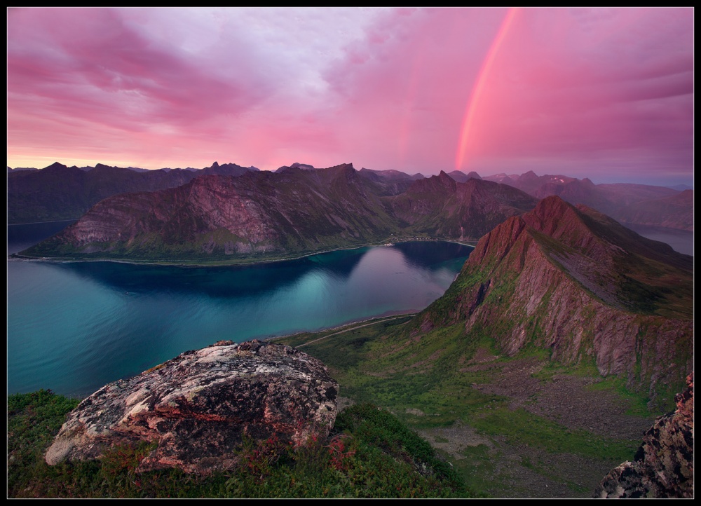 Sonnenuntergang über den Zähnen der Felsen.