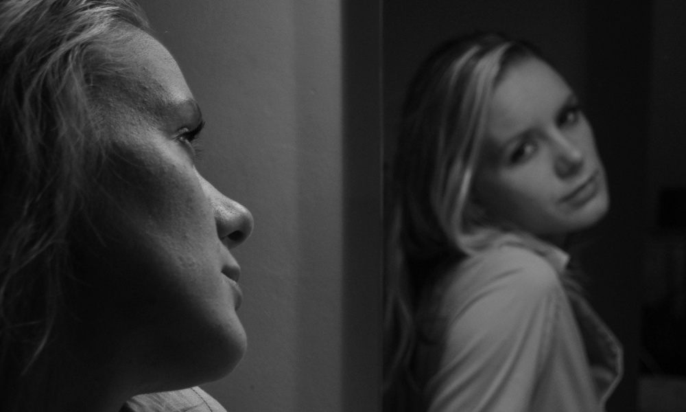 Ein Blick weiß auf schwarz