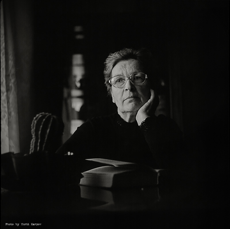 Porträt einer Mutter mit einem Buch und einem Kaktus ..