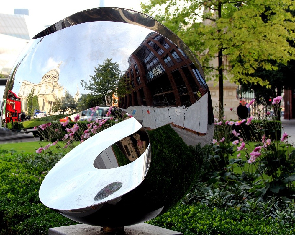 «Переворачивая мир вверх ногами»