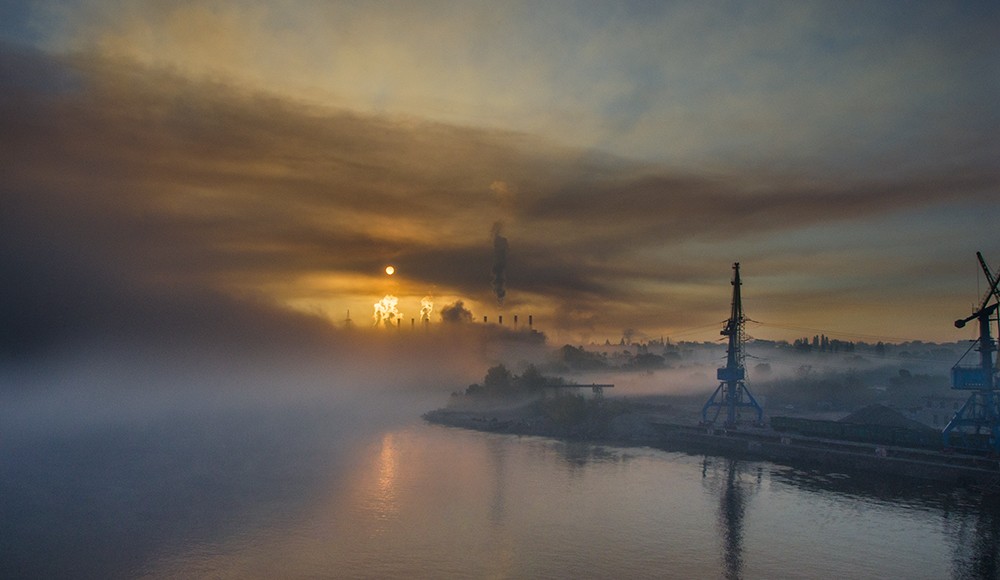 Die Sonne steigt über der Anlage