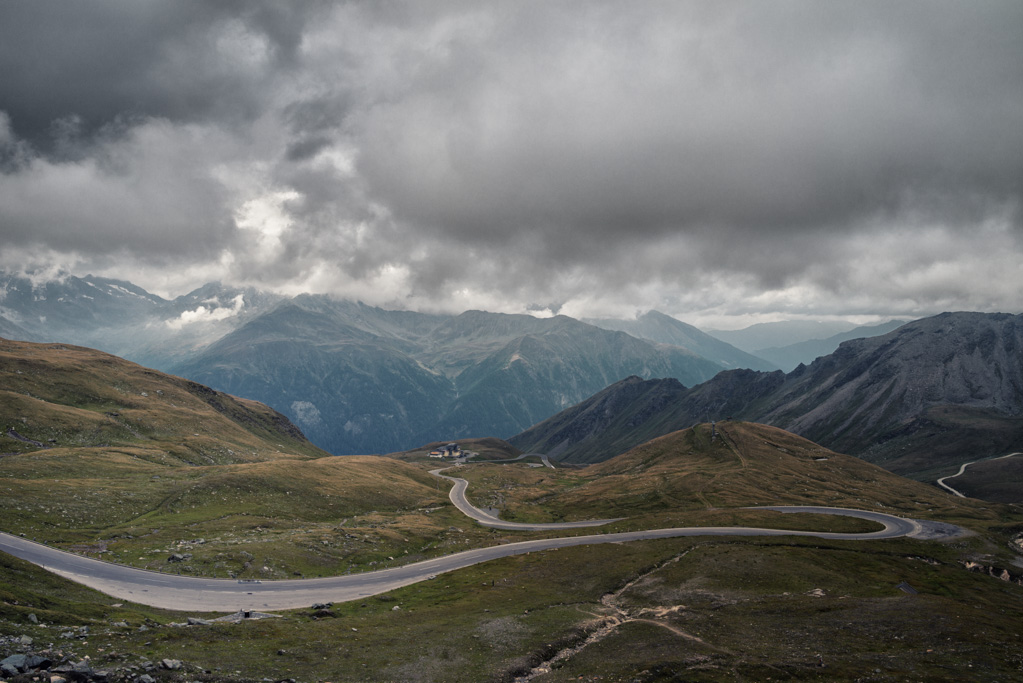 Die Straße windet sich Schwefel-Feeds