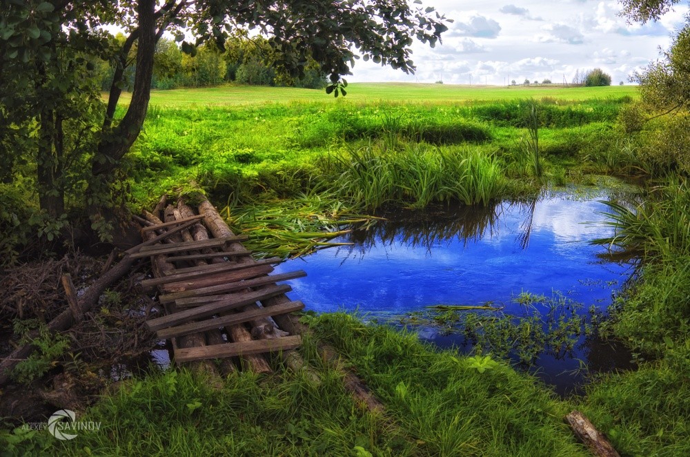 Die ländliche Kreuzung.