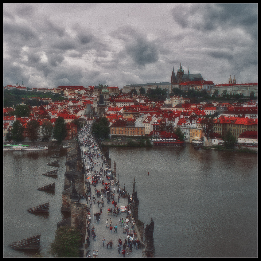 Die Brücke in die Stadt der lila Dächer