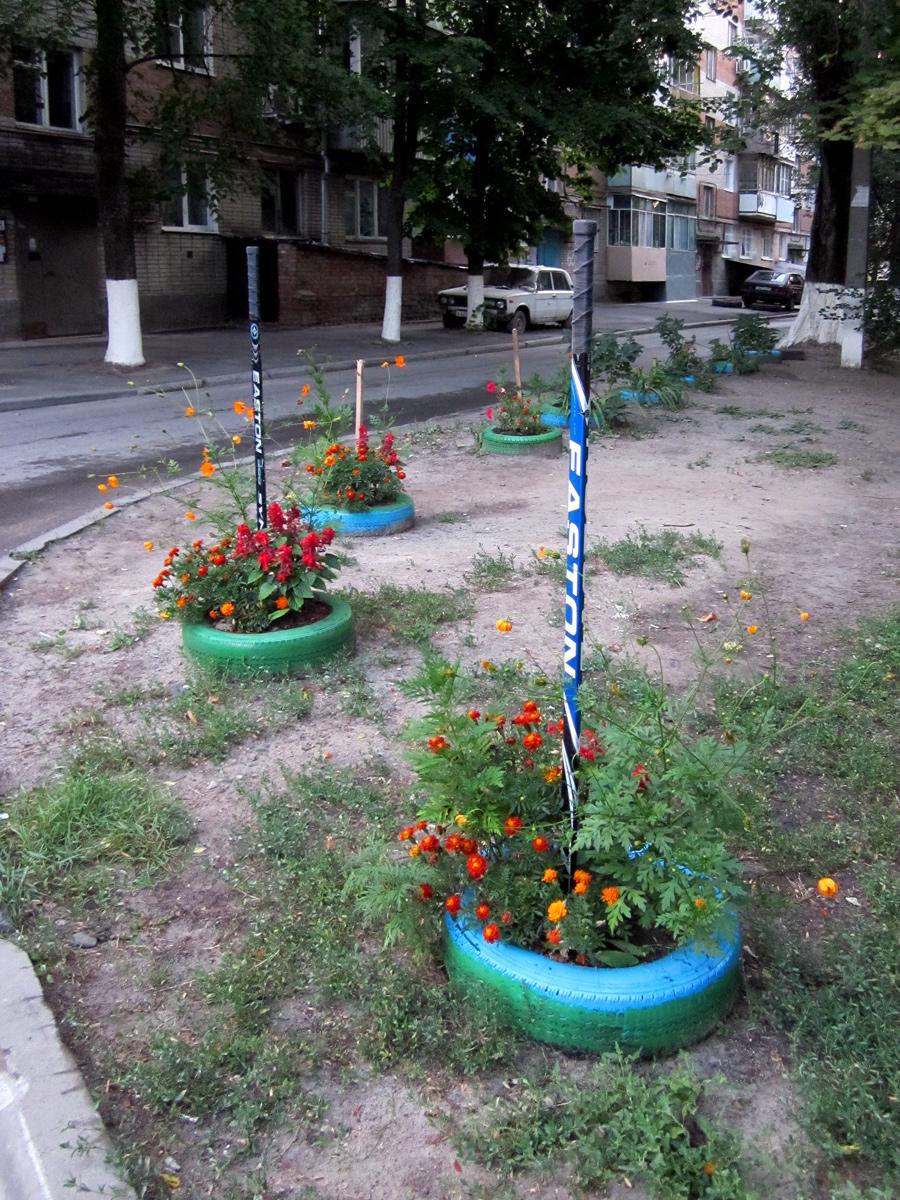 Schlittschuhe und Stöcke in den Boden.