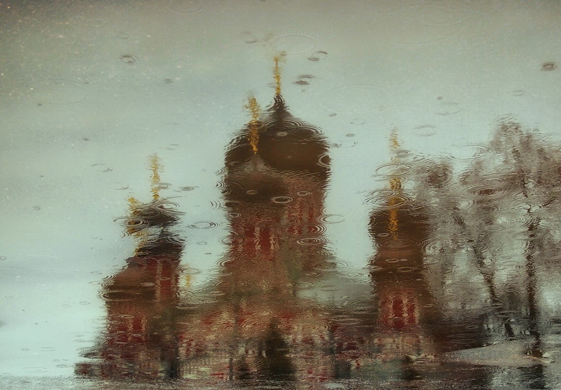 spähte in der Reflexion