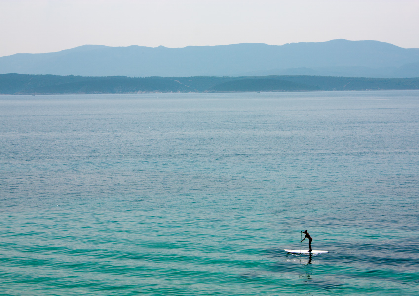 Mädchen mit einem Paddel