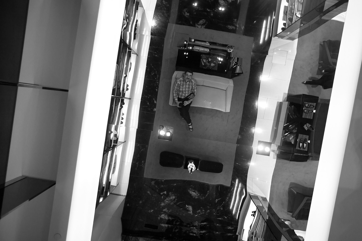 Selbstporträts in den Innenraum des Schuhgeschäft