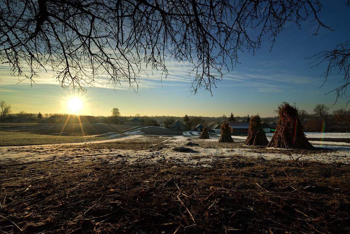 Sonnenaufgang im Dorf meines Großvaters