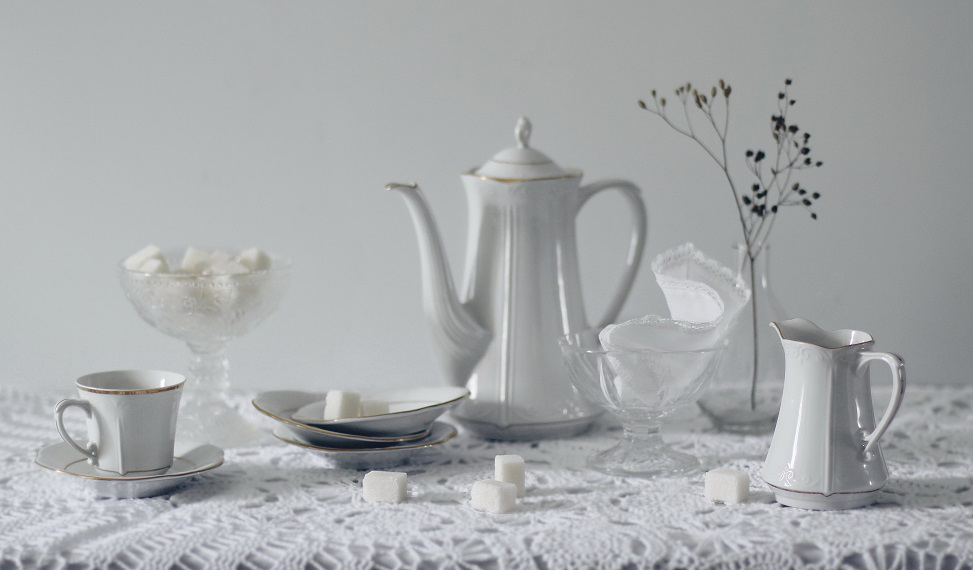 Mit weißen Geschirr ...