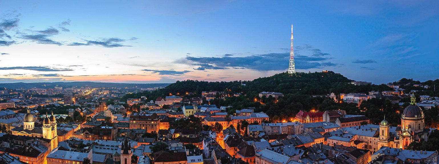 Nacht Lviv. Blick vom Rathaus