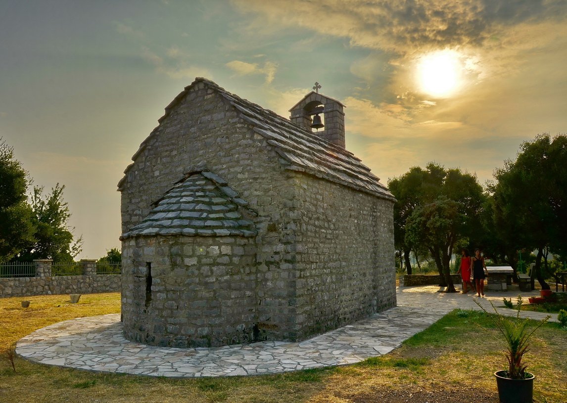 Kirche mit Hintergrundbeleuchtung