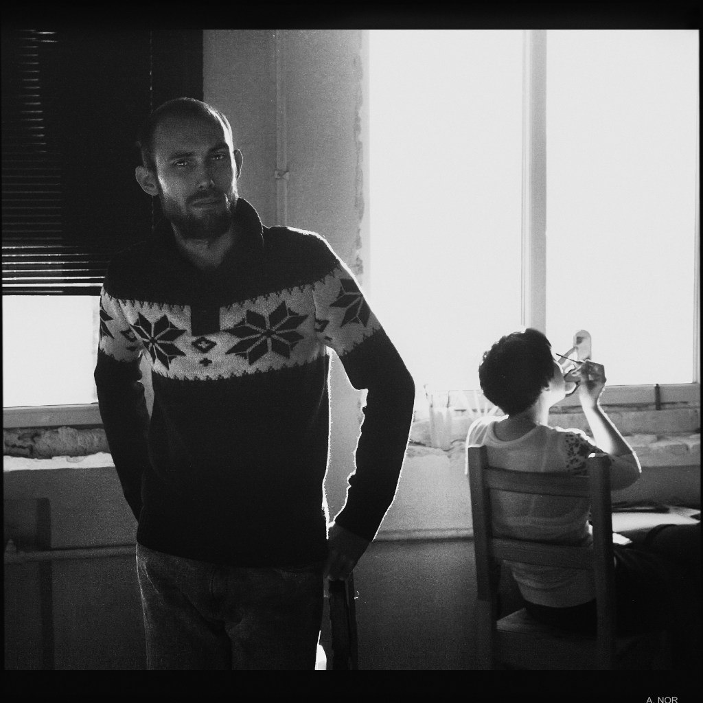 Frost oder Fall in der Nähe des Fensters.