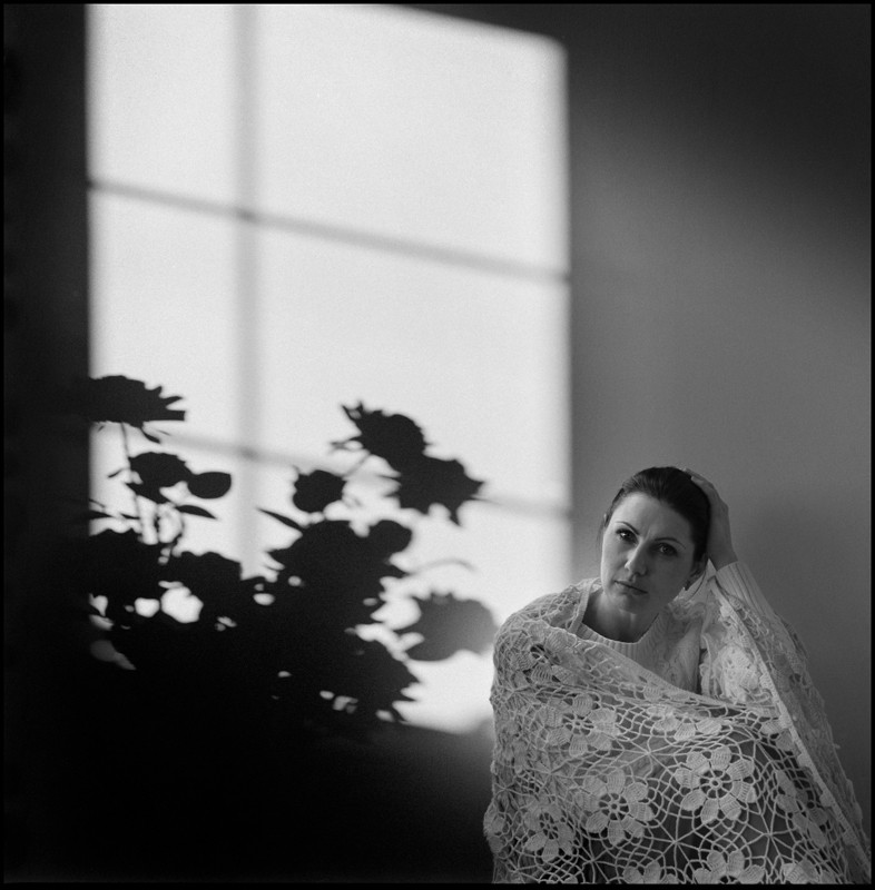 Porträt von Julia mit Rosen