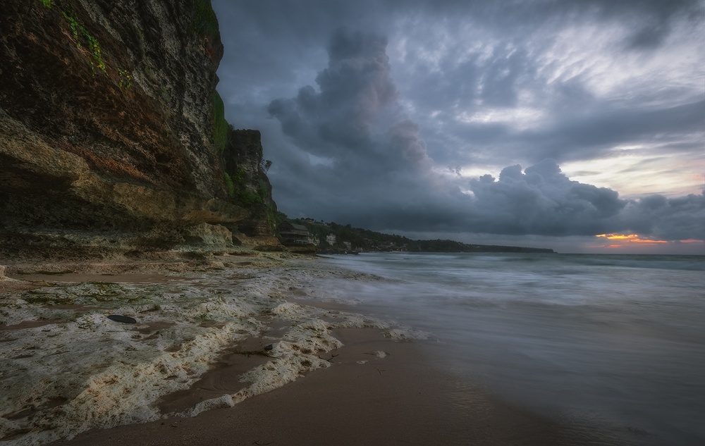 In Küstenklippen ...