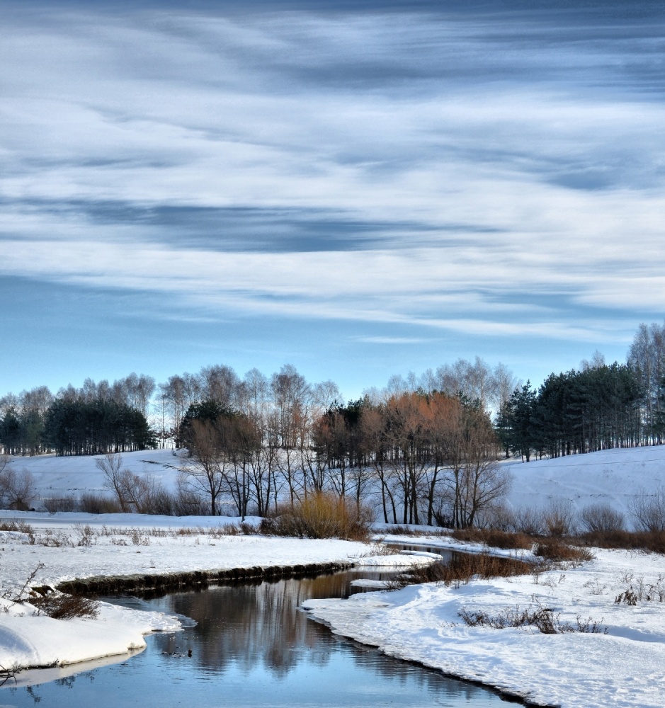Fluss in der Nähe der Hügel