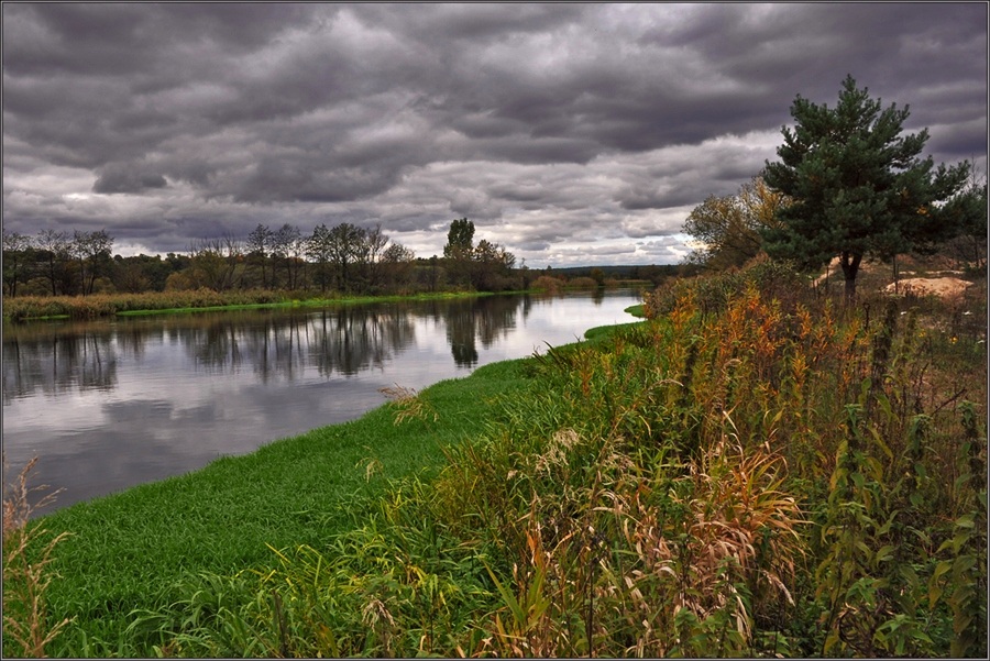 Eine graue Herbsthimmel, mit grauen Strähnen ...