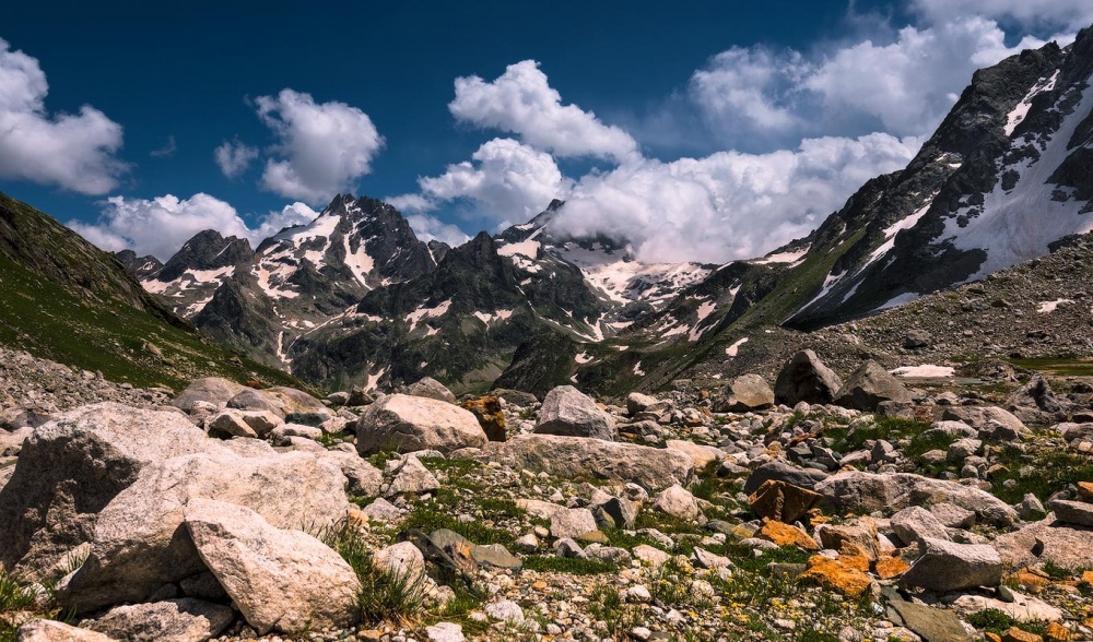 Stones in die Wolken schauen