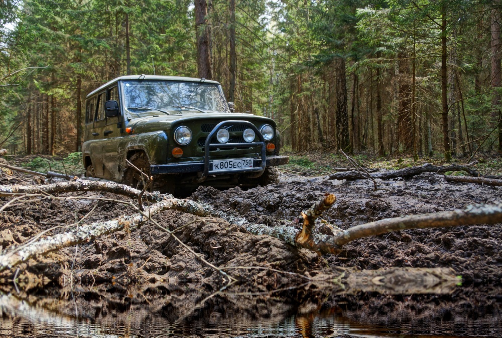 Je steiler der Jeep, der weiter nach hinter dem Traktor fahren