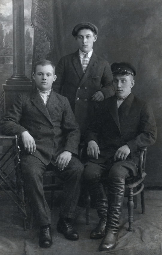Von meiner Großmutter Fotoalbum. Drei Kameraden
