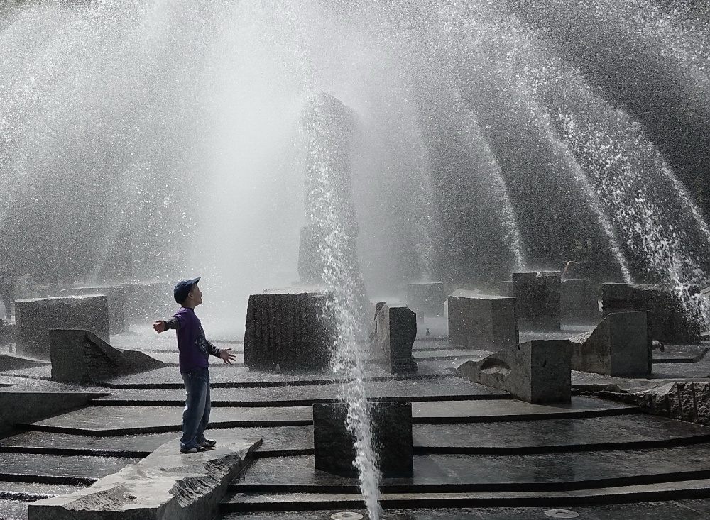 Boy und Brunnen