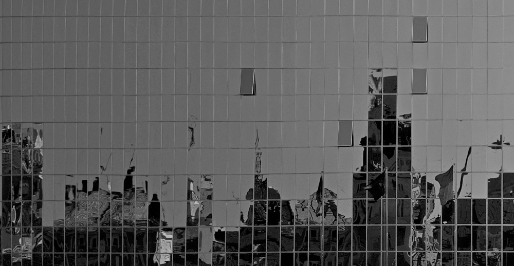 Vier Zimmer mit den Klängen der Stadt gefüllt.