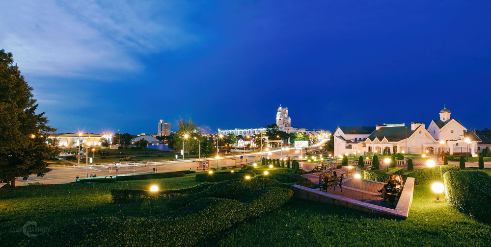 Auf den Bänken in der Nähe der Kathedrale.