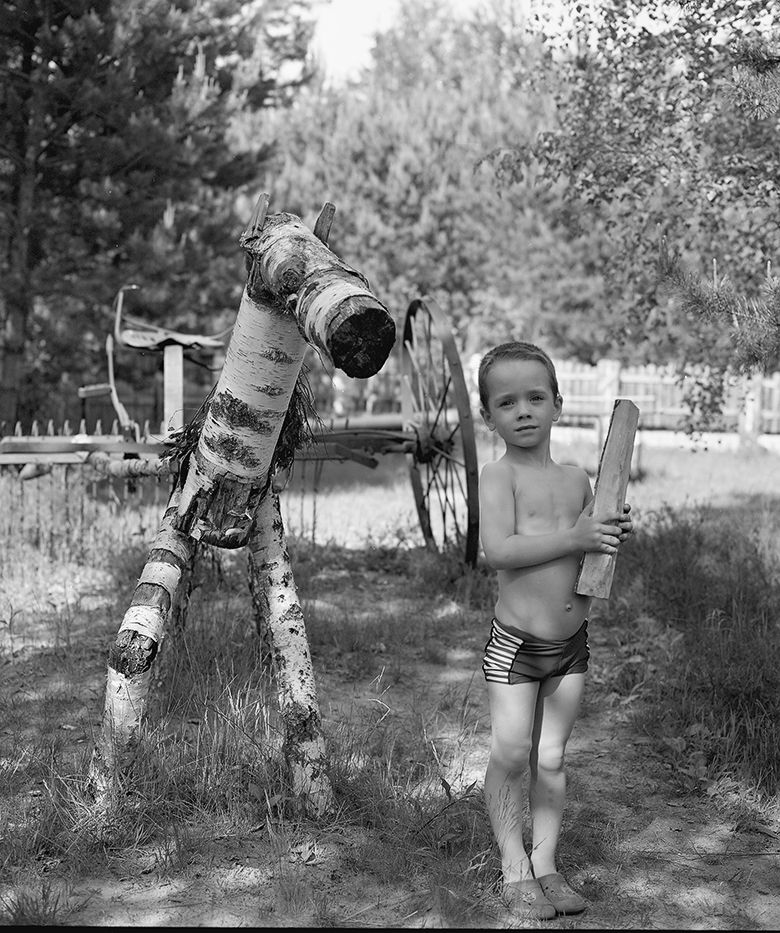 Porträt eines Jungen mit einem Pferd