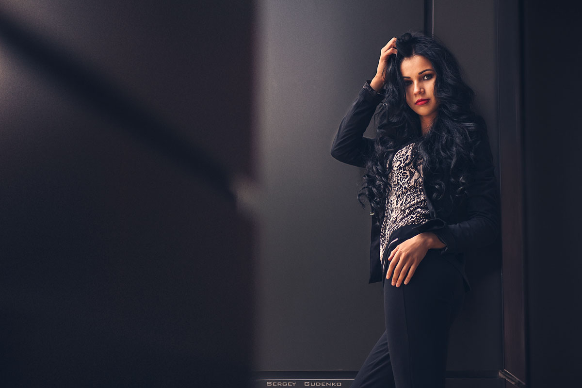 Mädchen nahe der Wand