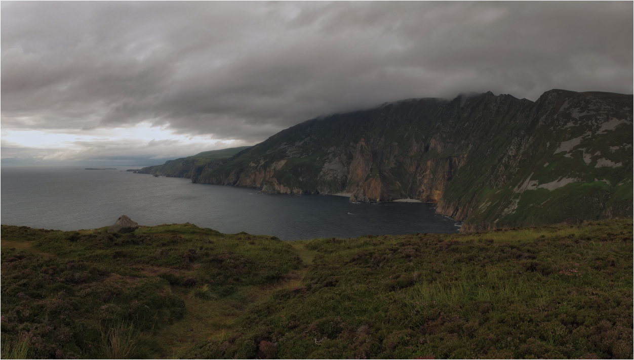 ...ar imeall an domhain...