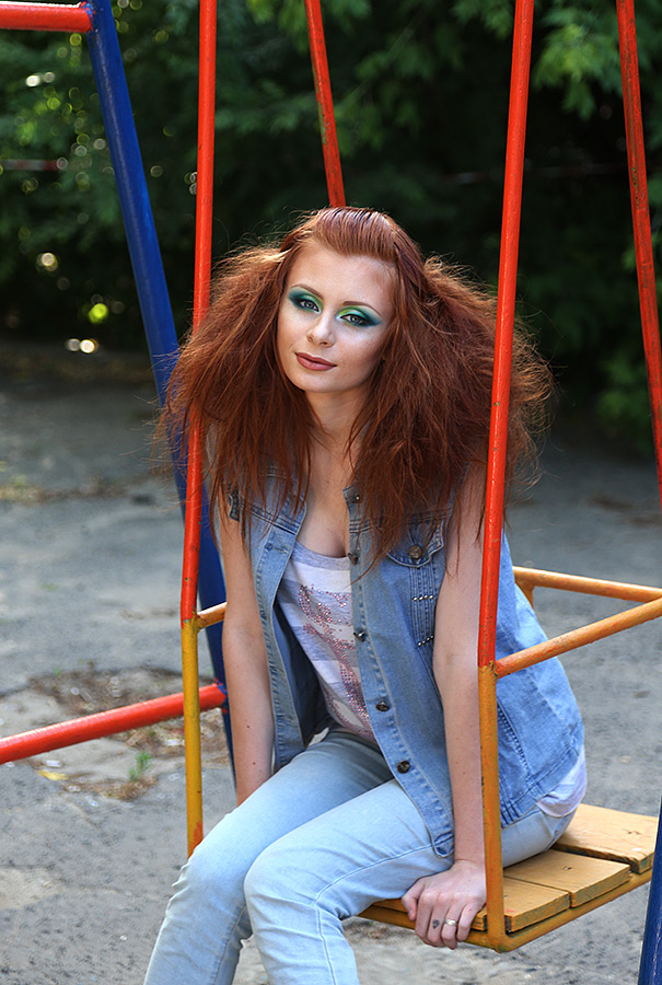 Irina auf einer Schaukel