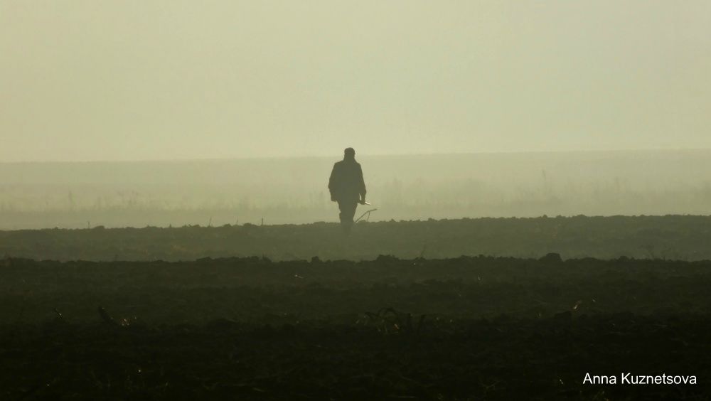 Mann unter dem Nebel