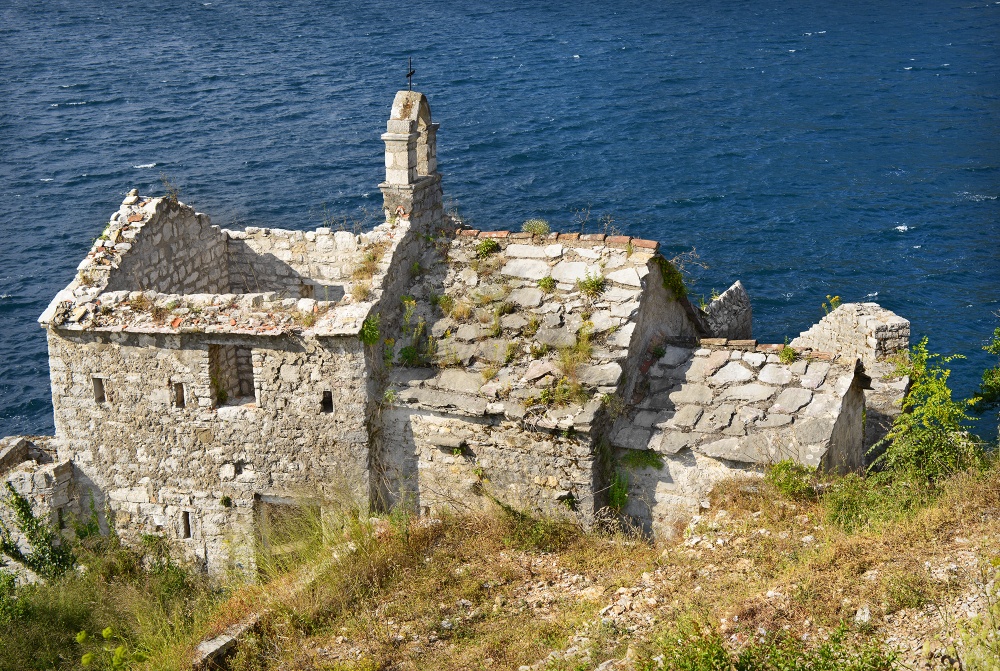 Verlassene Kirche in der Bucht von Kotor