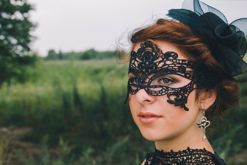 Mädchen in eine Maske