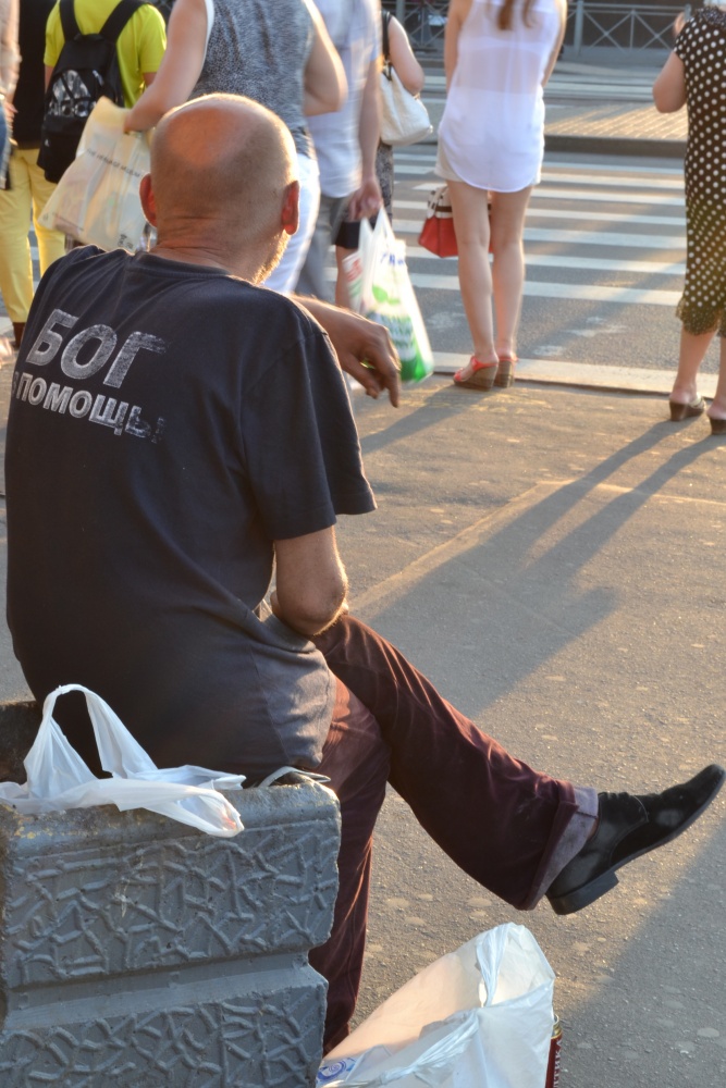 Gottes Hilfe Sie (die Inschrift auf dem T-Shirt). Obdachlose an der Wahlurne im Laden