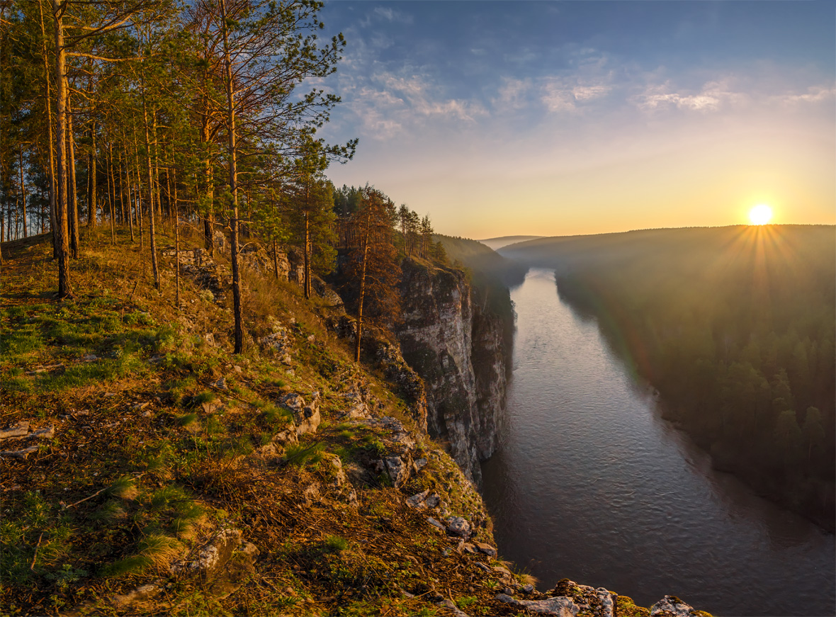 Sonnenaufgang auf dem Fluss Ai